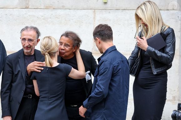 Hugo Clément, Audrey Crespo-Mara, Laurent Voulzy et sa compagne Isaure Le Faou - Sorties des obsèques de Thierry Ardisson en l’église Saint-Roch de Paris, France, le 17 juillet 2025. © Clovis-Jacovides/Bestimage