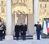 Le temps s'est arrêté durant une minute au palais de l'Elysée

Le président Emmanuel Macron et sa femme Brigitte Macron participent à une minute de silence, au palais de l'Elysée, en hommage aux victimes du cyclone Chido à Mayotte le 23 décembre 2024.

© Eric Tschaen / Pool / Bestimage