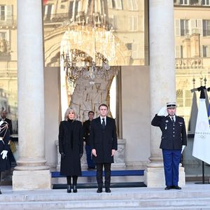 Le temps s'est arrêté durant une minute au palais de l'Elysée

Le président Emmanuel Macron et sa femme Brigitte Macron participent à une minute de silence, au palais de l'Elysée, en hommage aux victimes du cyclone Chido à Mayotte le 23 décembre 2024.

© Eric Tschaen / Pool / Bestimage