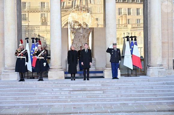 Le temps s'est arrêté durant une minute au palais de l'Elysée

Le président Emmanuel Macron et sa femme Brigitte Macron participent à une minute de silence, au palais de l'Elysée, en hommage aux victimes du cyclone Chido à Mayotte le 23 décembre 2024.

© Eric Tschaen / Pool / Bestimage