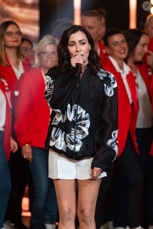 Ce choix s’inscrit aussi dans une volonté de se recentrer sur sa vie de famille et sur son enfant.

Olivia Ruiz, auteure, compositrice, chanteuse et actrice lors du Téléthon 2023, à Saint Denis, près de Paris, France, le 9 décembre 2023. © Alexis Jumeau/Abacapress.com