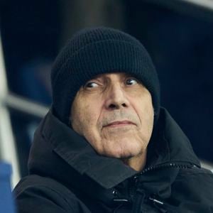 Julien Clerc et son fils Léonard dans les tribunes lors du match de Ligue Des Champions 2024-2025 (LDC) "PSG - Brest (7-0)" au Parc Des Princes, le 19 février 2025.
© Cyril Moreau/Bestimage