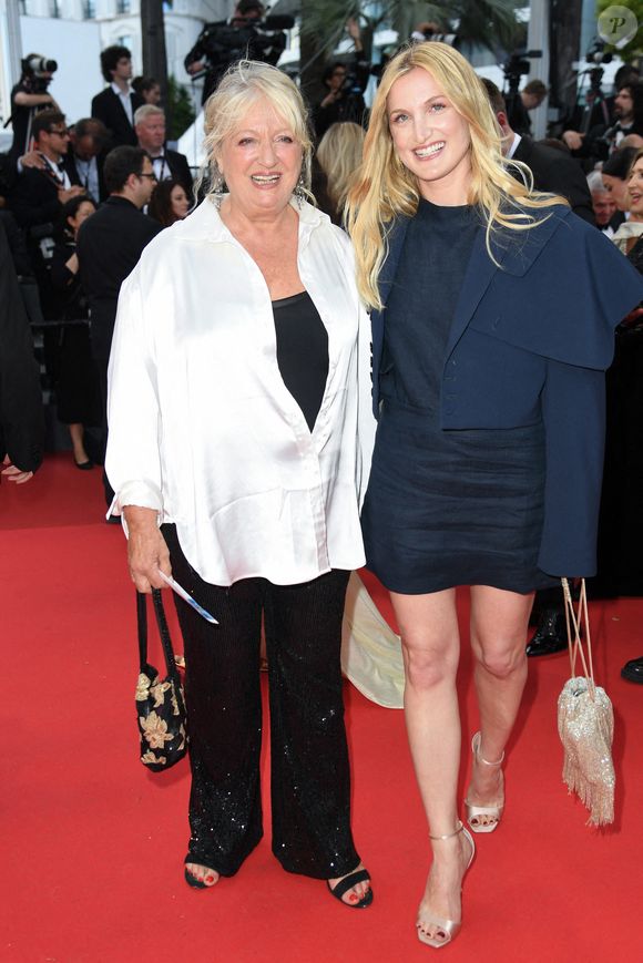Elle a ainsi permis à ses filles de s'épanouir dans le domaine qu'elles le souhaitaient...

Charlotte de Turckheim et sa fille Johanna Piaton de Turckheim assistent à la Première de La Venue de l'Avenir à Cannes, France, le 22 mai 2025 dans le cadre du 78ème Festival de Cannes. Photo par Aurore Marechal/Abaca