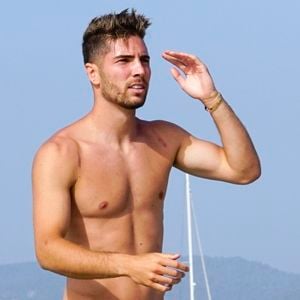 Au-delà de la douleur physique évidente et de la rééducation qui s'annonce intense, c'est le timing de cet accident qui résonne comme un véritable coup dur pour le fils de Zinédine Zidane. 

Exclusif - Luca Zidane a été aperçu avec des amis en train de jouer au football sur une plage à Ibiza en Espagne, le 14 juin 2019.