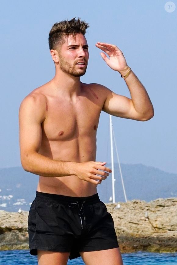 Au-delà de la douleur physique évidente et de la rééducation qui s'annonce intense, c'est le timing de cet accident qui résonne comme un véritable coup dur pour le fils de Zinédine Zidane. 

Exclusif - Luca Zidane a été aperçu avec des amis en train de jouer au football sur une plage à Ibiza en Espagne, le 14 juin 2019.