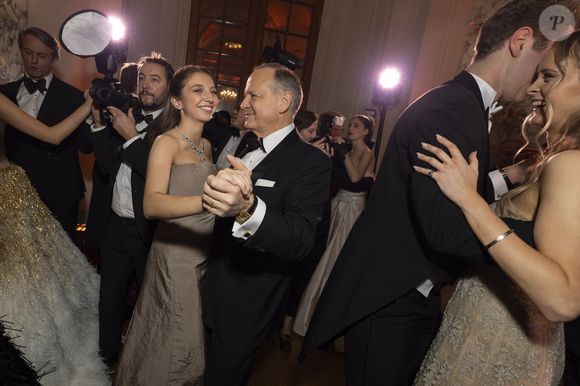 Exclusif - Almudena Dailly d’Orléans ( robe Christian Dior Haute Couture ) et son père Pierre-Louis Dailly - - Défilé au Bal 2025 des débutantes à l’hôtel Shangri-La Paris le 29 novembre 2025. Le Bal / Moreau / Borde / Bestimage
