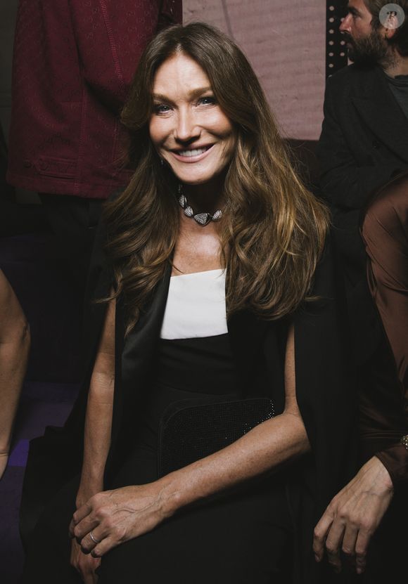 "C'est surtout pour le bien être plus que la ligne parce que la glycémie, si on la fait monter avec quelque chose de très sucré, c'est difficile après de contrôler".

Carla Bruni au Front Row du défilé Messika Collection Prêt-à-Porter Printemps-Été 2026 lors de la Fashion Week de Paris (PFW), au Musée des Arts décoratifs, à Paris, France, le 3 octobre 2026. © Sam Delpech/Bestimage