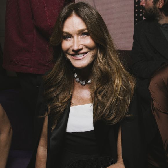 "C'est surtout pour le bien être plus que la ligne parce que la glycémie, si on la fait monter avec quelque chose de très sucré, c'est difficile après de contrôler".

Carla Bruni au Front Row du défilé Messika Collection Prêt-à-Porter Printemps-Été 2026 lors de la Fashion Week de Paris (PFW), au Musée des Arts décoratifs, à Paris, France, le 3 octobre 2026. © Sam Delpech/Bestimage