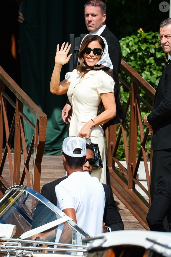 Lauren Sanchez salue les photographes en arrivant à son hôtel à Venise, en marge de son mariage avec J.Bezos, le 27 juin 2025. 

Photo : Backgrid UK/ Bestimage