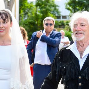 Murielle Mégevand et Hugues Aufray sur le parvis de l'église - Mariage d'Hugues Aufray et de Murielle Mégevand à l'église Saint-Vigor de Marly-Le Roy, France, le 2 septembre 2023. Photo par Agence / Bestimage