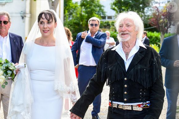 Murielle Mégevand et Hugues Aufray sur le parvis de l'église - Mariage d'Hugues Aufray et de Murielle Mégevand à l'église Saint-Vigor de Marly-Le Roy, France, le 2 septembre 2023. Photo par Agence / Bestimage