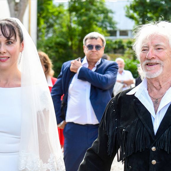 Murielle Mégevand et Hugues Aufray sur le parvis de l'église - Mariage d'Hugues Aufray et de Murielle Mégevand à l'église Saint-Vigor de Marly-Le Roy, France, le 2 septembre 2023. Photo par Agence / Bestimage