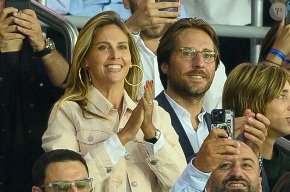 Ophelie Meunier et son mari Mathieu Vergne assistent au match de football de Ligue 1 (L1) entre le Paris Saint-Germain et Monaco au stade du Parc des Princes à Paris, le 29 août 2022, France. Photo Laurent Zabulon/ABACAPRESS.COM
