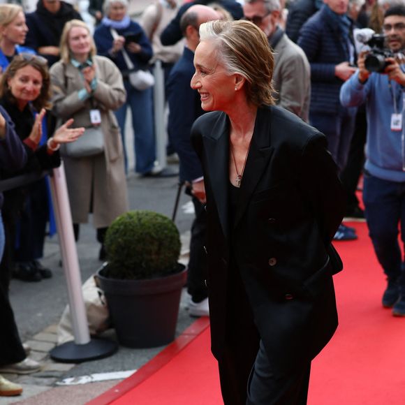Kristin parle de la manière dont les traumatismes de son enfance influencent ses choix artistiques, notamment la perte de son père et de son beau-père.

Kristin Scott Thomas pose sur le tapis rouge lors de la cérémonie d'ouverture du 36e Festival du Film Britannique et Irlandais de Dinard à Dinard, jeudi 2 octobre 2025 
© Mickael Chavet/ZUMA Press Wire