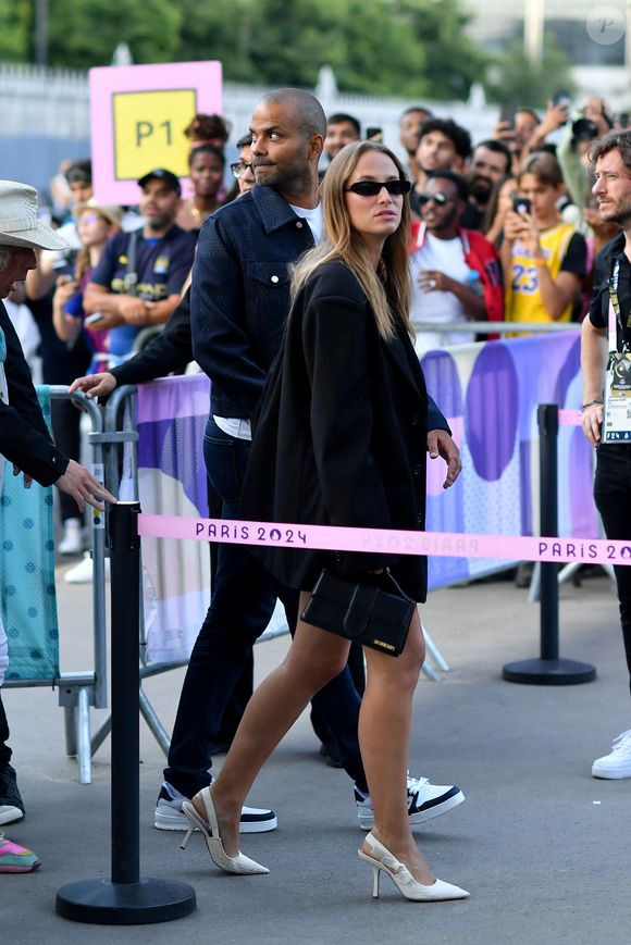 Tony Parker et sa compagne Agathe Teyssier - Arrivées à la finale de basketball "France vs USA" à l'Arena Bercy à Paris, lors des Jeux Olympiques Paris 2024. Le 10 août 2024 © Perusseau-Jacovides / Bestimage
