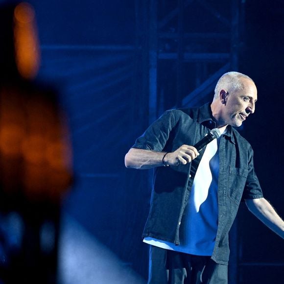 Gad Elmaleh raconte qu’il avait déjà envisagé une greffe capillaire par le passé.

Exclusif - Gad Elmaleh - Enregistrement de l'émission "L'humour à la plage" pour la 2eme édition du festival de Juan les Pins à la pinède Gould le 27 juin 2025. © Bruno Bebert / Bestimage