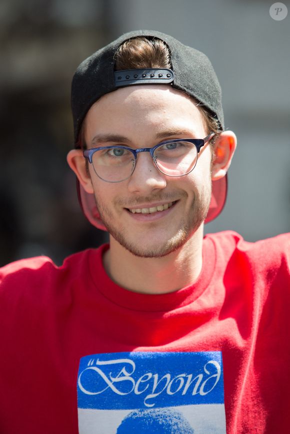 Rene-Charles Angelil arrivant à son hôtel et posant avec des fans à Paris, France, le 21 juillet 2017. Photo by Nasser Berzane/ABACAPRESS.COM