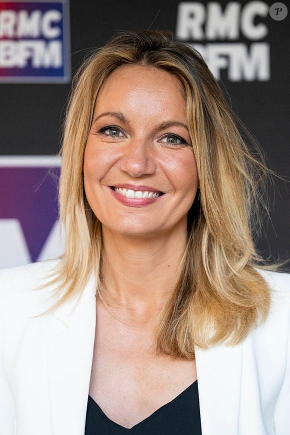 Perrine Storme au photocall de rentrée des journalistes de BFM RMC dans les locaux du groupe CMA CGM à Paris, France, le 26 août 2025. © Pierre Perusseau/Bestimage