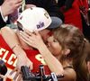 Quelques jours plus tard, ils se sont enfin rencontrés et la relation a rapidement pris son envol, restant d’abord discrète avant de se montrer au public.

Taylor Swift et Travis Kelce au Super Bowl.(Credit Image: © Charles Baus/Cal Sport Media)