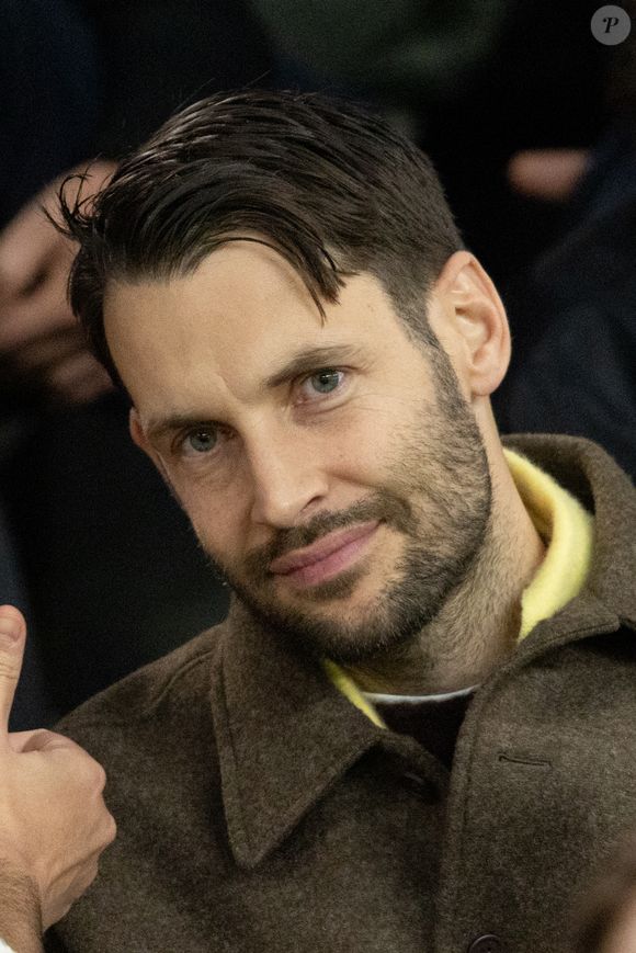 Simon Porte Jacquemus - Célébrités dans les tribunes du match de Ligue des Champions entre le PSG contre le Bayern de Munich (1-2) au Parc des Princes à Paris le 4 novembre 2025. © Cyril Moreau/Bestimage