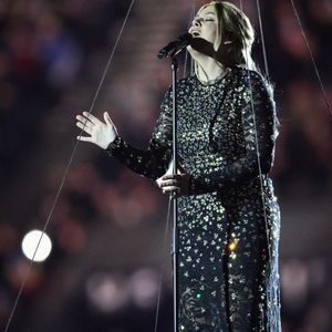 La chanteuse Louane (Louane Emera), représentante de la France au concours de l'Eurovision, interpréte pour la première fois son titre Maman, en hommage à sa mère décédée lorsqu'elle avait 17 ans, devant les 80 000 spectateurs, suspendue sur une plateforme, plusieurs mètres au-dessus de la pelouse et des musiciens, du Stade de France à la mi-temps du match du Tournoi des Six Nations opposant la France à l'Écosse, à Saint-Denis, Seine Saint-Denis, France, le 15 mars 2025. © Cyril Moreau/Bestimage