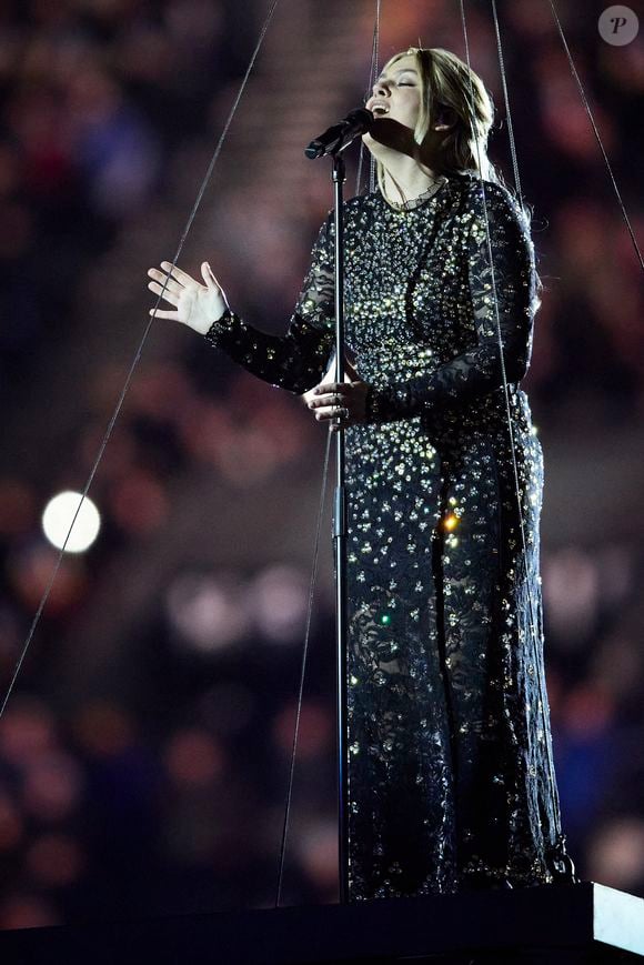 La chanteuse Louane (Louane Emera), représentante de la France au concours de l'Eurovision, interpréte pour la première fois son titre Maman, en hommage à sa mère décédée lorsqu'elle avait 17 ans, devant les 80 000 spectateurs, suspendue sur une plateforme, plusieurs mètres au-dessus de la pelouse et des musiciens, du Stade de France à la mi-temps du match du Tournoi des Six Nations opposant la France à l'Écosse, à Saint-Denis, Seine Saint-Denis, France, le 15 mars 2025. © Cyril Moreau/Bestimage