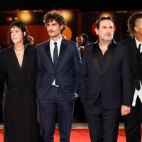 À 49 ans, cette figure du cinéma français, détentrice d’un César, ouvre les portes de son appartement situé en plein cœur de Paris