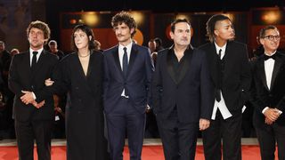 À 49 ans, cette figure du cinéma français, détentrice d’un César, ouvre les portes de son appartement situé en plein cœur de Paris