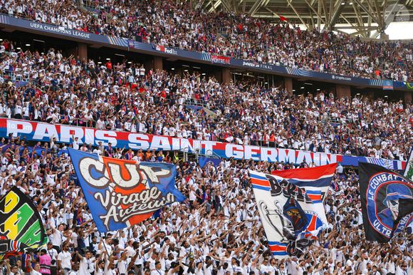 30 mai 2026, Budapest, Campanie, Hongrie : Les supporters du Paris Saint-Germain lors de la finale de l'UEFA Champions League entre le PSG et Arsenal, à Budapest, le 30 mai 2026. (Credit Image : © Fabio Sasso/AGF via ZUMA Press) - Ambiance dans les tribunes Supporters PSG