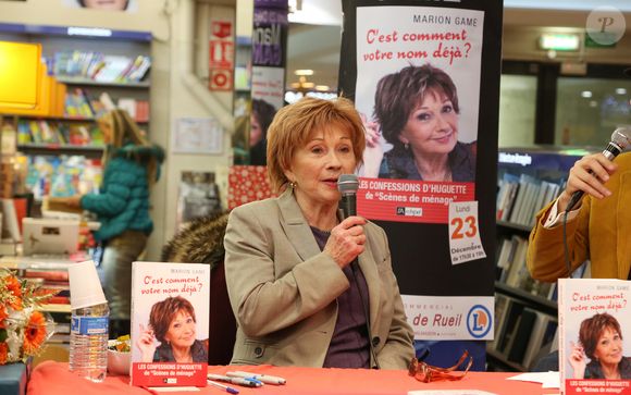 Marion Game (Huguette dans la série "Scènes de Ménages") dédicace son nouveau livre "C'est comment votre nom déjà?" dans le magasin Leclerc a Rueil-Malmaison, le 23 décembre 2013.