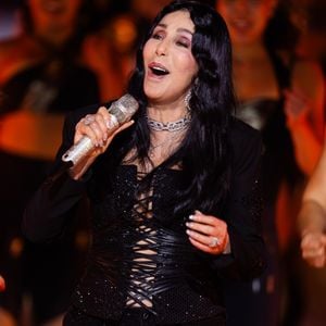 La chanteuse Cher en concert lors du show Victoria's Secret 2024 à New York le 15 octobre 2024 parée de bijoux Messika. Elle arborait le somptueux collier et bracelet So Move Max de la collection Haute Joaillerie Midnight Sun, associés aux boucles d’oreilles Wild Moon et à la bague Desert Bloom

© Messika via Bestimage