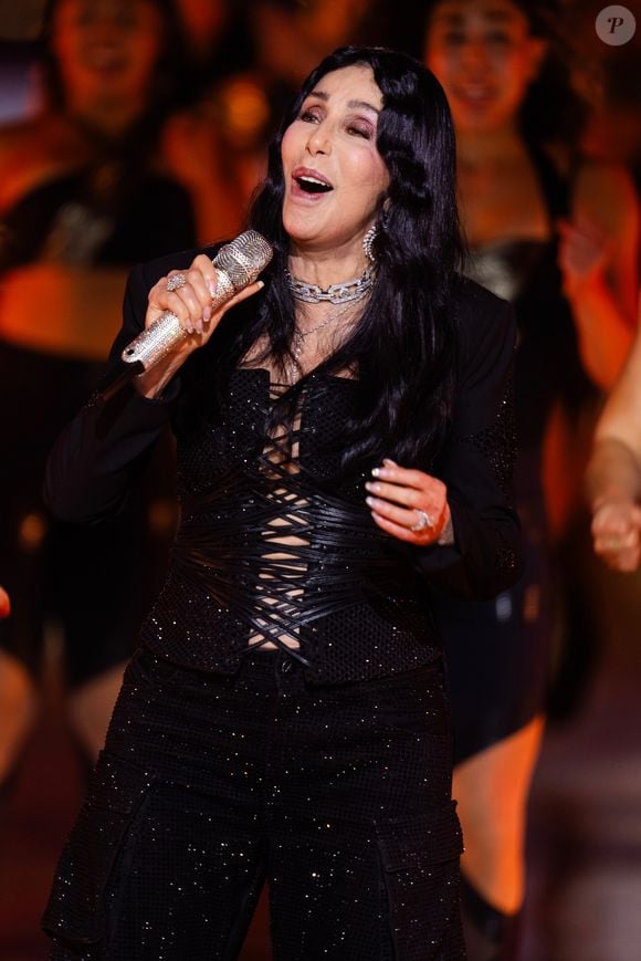 La chanteuse Cher en concert lors du show Victoria's Secret 2024 à New York le 15 octobre 2024 parée de bijoux Messika. Elle arborait le somptueux collier et bracelet So Move Max de la collection Haute Joaillerie Midnight Sun, associés aux boucles d’oreilles Wild Moon et à la bague Desert Bloom

© Messika via Bestimage