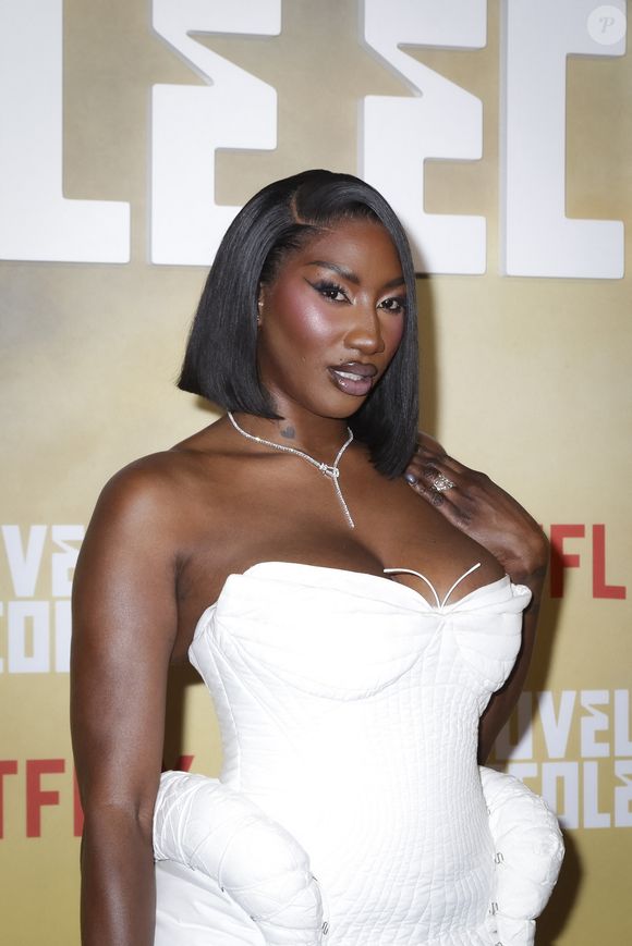 La grand-mère d’Aïcha et Ava sait répondre présente pour les moments importants de la carrière florissante de son enfant, chanteuse francophone la plus écoutée dans le monde.

Aya Nakamura - Photocall de la saison 3 de la série Netflix "Nouvelle Ecole 2024" à Paris le 2 juillet 2024. © Jack Tribeca / Bestimage