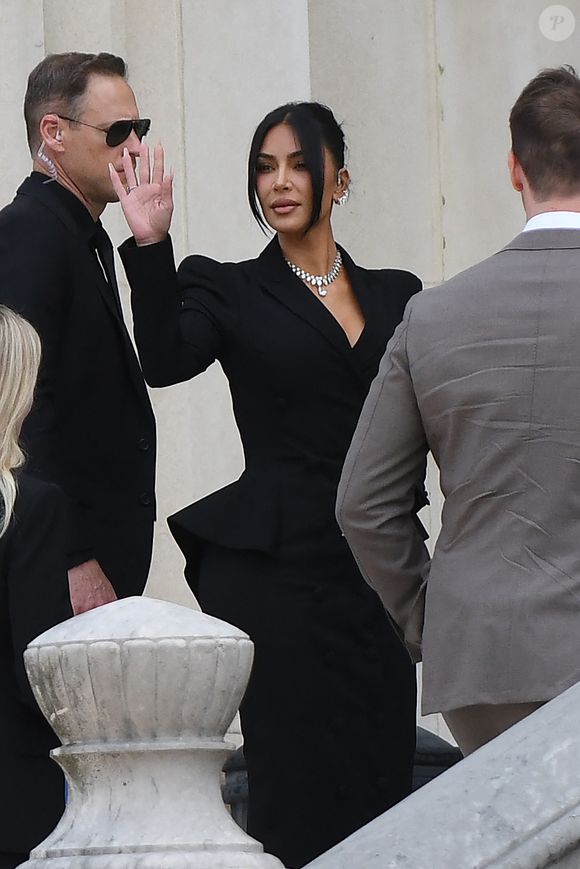 La star américaine Kim Kardashian, avec sa mère Kris Jenner et son avocat Michael Rhodes, est arrivée au procès de la rue tronchet des "Papys braqueurs" au palais de justice de Paris, France, le 13 mai 2025. La star américaine doit décrire cette nuit qui l’a «traumatisée», selon ses mots, 9 hommes et 1 femme sont jugés, soupconnés d'avoir participé au casse du siècle, en dérobant à la star 9 millions d'euros de bijoux dans la nuit du 2 au 3 octobre 2016. © Bestimage