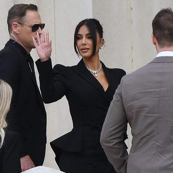 La star américaine Kim Kardashian, avec sa mère Kris Jenner et son avocat Michael Rhodes, est arrivée au procès de la rue tronchet des "Papys braqueurs" au palais de justice de Paris, France, le 13 mai 2025. La star américaine doit décrire cette nuit qui l’a «traumatisée», selon ses mots, 9 hommes et 1 femme sont jugés, soupconnés d'avoir participé au casse du siècle, en dérobant à la star 9 millions d'euros de bijoux dans la nuit du 2 au 3 octobre 2016. © Bestimage