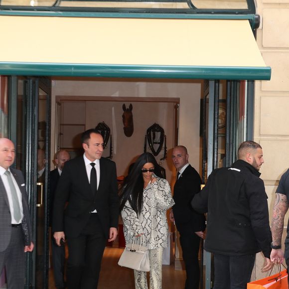 Kim Kardashian sort de la boutique Hermès à Paris le 25 mars 2019.