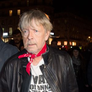 Renaud reconnaît aujourd'hui avoir une relation compliquée avec son fils. 

Le chanteur Renaud (Renaud Séchan) participe à un rassemblement spontané en hommage aux victimes des attentats de Charlie Hebdo Place de la République, à Paris, le 7 janvier 2016. Bestimage