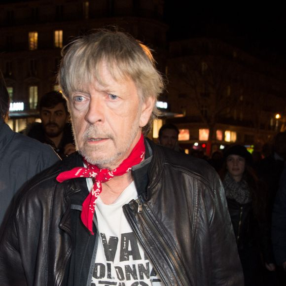 Renaud reconnaît aujourd'hui avoir une relation compliquée avec son fils. 

Le chanteur Renaud (Renaud Séchan) participe à un rassemblement spontané en hommage aux victimes des attentats de Charlie Hebdo Place de la République, à Paris, le 7 janvier 2016. Bestimage