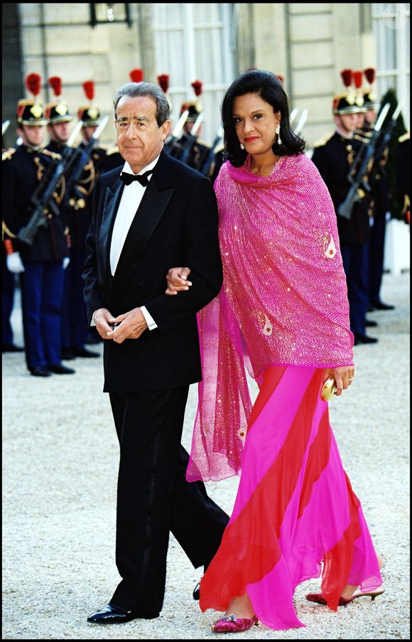 Le nouveau chef spirituel des ismaéliens assure la continuité de cet empire hippique après avoir succédé à son père lors d'une investiture solennelle à Lisbonne.

Archives : Jean-Luc et Betty Lagardère lors du dîner à l’Élysée en 2000, organisé par le président de la République Jacques Chirac en l’honneur du président indien R. Narayanan. AGENCE / BESTIMAGE