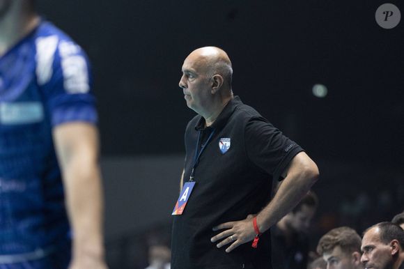 Il s’agit de Denis Lathoud, star de l’équipe de France de handball dans les années 90

Denis Lathoud - Handball Coupe de France "Strasbourg - PSG" au Zénith de Strasbourg, le 6 septembre 2022. Elyxandro Cegarra / Panoramic / Bestimage