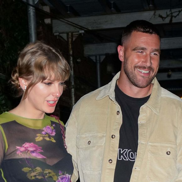 Taylor Swift et Travis Kelce prépareraient un mariage très attendu.
Taylor Swift et son compagnon Travis Kelce à la sortie de l'hôtel "Waverly Inn" à New York. The ImageDirect / Bestimage