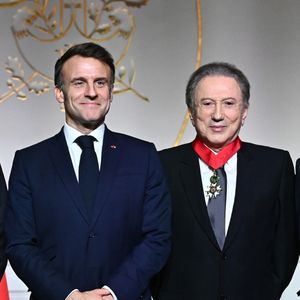 Exclusif - Le président de la république Emmanuel Macron et Michel Drucker. M.Drucker reçoit la médaille de Commandeur de la Légion d’honneur par le président de la République Française Emmanuel Macron au palais de l'Elysée à Paris.
© Guillaume Gaffiot / Bestimage
