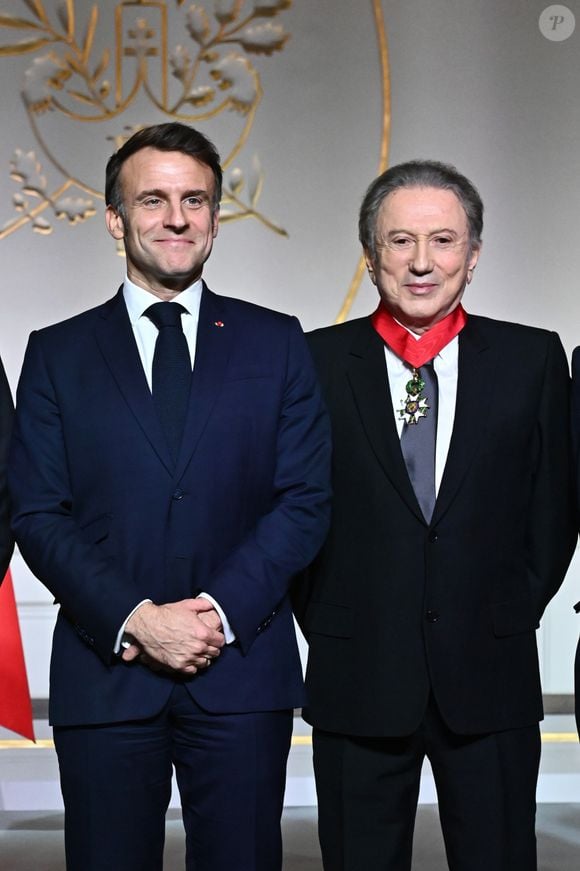 Exclusif - Le président de la république Emmanuel Macron et Michel Drucker. M.Drucker reçoit la médaille de Commandeur de la Légion d’honneur par le président de la République Française Emmanuel Macron au palais de l'Elysée à Paris.
© Guillaume Gaffiot / Bestimage