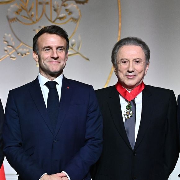 Exclusif - Le président de la république Emmanuel Macron et Michel Drucker. M.Drucker reçoit la médaille de Commandeur de la Légion d’honneur par le président de la République Française Emmanuel Macron au palais de l'Elysée à Paris.
© Guillaume Gaffiot / Bestimage
