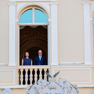 La princesse Charlène de Monaco, Le prince Albert II de Monaco au balcon du palais princier lors de la procession de la Fête Dieu sur la place du Palais à Monaco le 19 juin 2025.
Cette fête catholique, instituée par le pape Urbain IV en 1264, se tient chaque année le jeudi qui suit la Trinité, soixante jours après Pâques. Elle célèbre la présence réelle de Jésus-Christ sous les apparences du pain et du vin, devenus son corps et son sang.

© Bruno Bebert / Bestimage