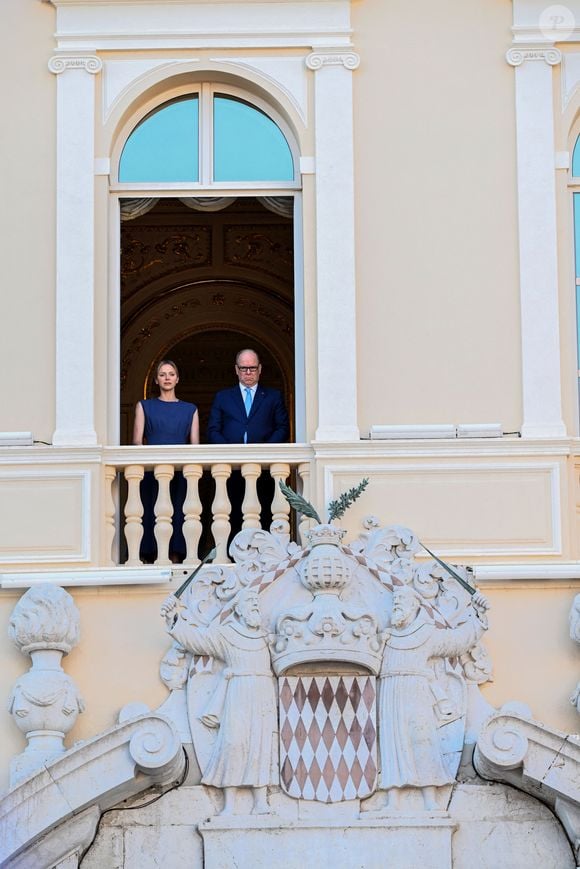La princesse Charlène de Monaco, Le prince Albert II de Monaco au balcon du palais princier lors de la procession de la Fête Dieu sur la place du Palais à Monaco le 19 juin 2025.
Cette fête catholique, instituée par le pape Urbain IV en 1264, se tient chaque année le jeudi qui suit la Trinité, soixante jours après Pâques. Elle célèbre la présence réelle de Jésus-Christ sous les apparences du pain et du vin, devenus son corps et son sang.

© Bruno Bebert / Bestimage