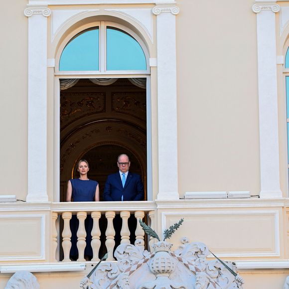 La princesse Charlène de Monaco, Le prince Albert II de Monaco au balcon du palais princier lors de la procession de la Fête Dieu sur la place du Palais à Monaco le 19 juin 2025.
Cette fête catholique, instituée par le pape Urbain IV en 1264, se tient chaque année le jeudi qui suit la Trinité, soixante jours après Pâques. Elle célèbre la présence réelle de Jésus-Christ sous les apparences du pain et du vin, devenus son corps et son sang.

© Bruno Bebert / Bestimage