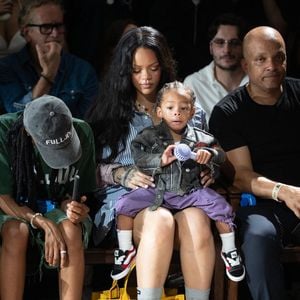 Rihanna et son fils Riot au défilé AWGE "Collection Homme Prêt-à-Porter Printemps/Eté 2026" lors de la Fashion Week de Paris.

Photo : Backgrid UK / Bestimage