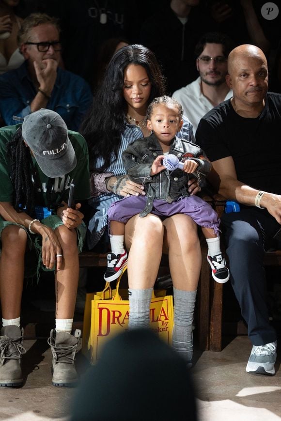 Rihanna et son fils Riot au défilé AWGE "Collection Homme Prêt-à-Porter Printemps/Eté 2026" lors de la Fashion Week de Paris.

Photo : Backgrid UK / Bestimage