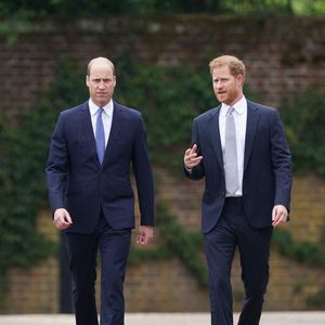 Reste à savoir si William acceptera cette main tendue et si les deux frères pourront enfin se rapprocher.

Le prince de Galles et le duc de Sussex, arrivant pour l'inauguration d'une statue qu'ils ont commandée de leur mère Diana, princesse de Galles, dans le Sunken Garden du palais de Kensington, à Londres, à l'occasion de ce qui aurait été son 60e anniversaire. Photo : Yui Mok/PA Wire